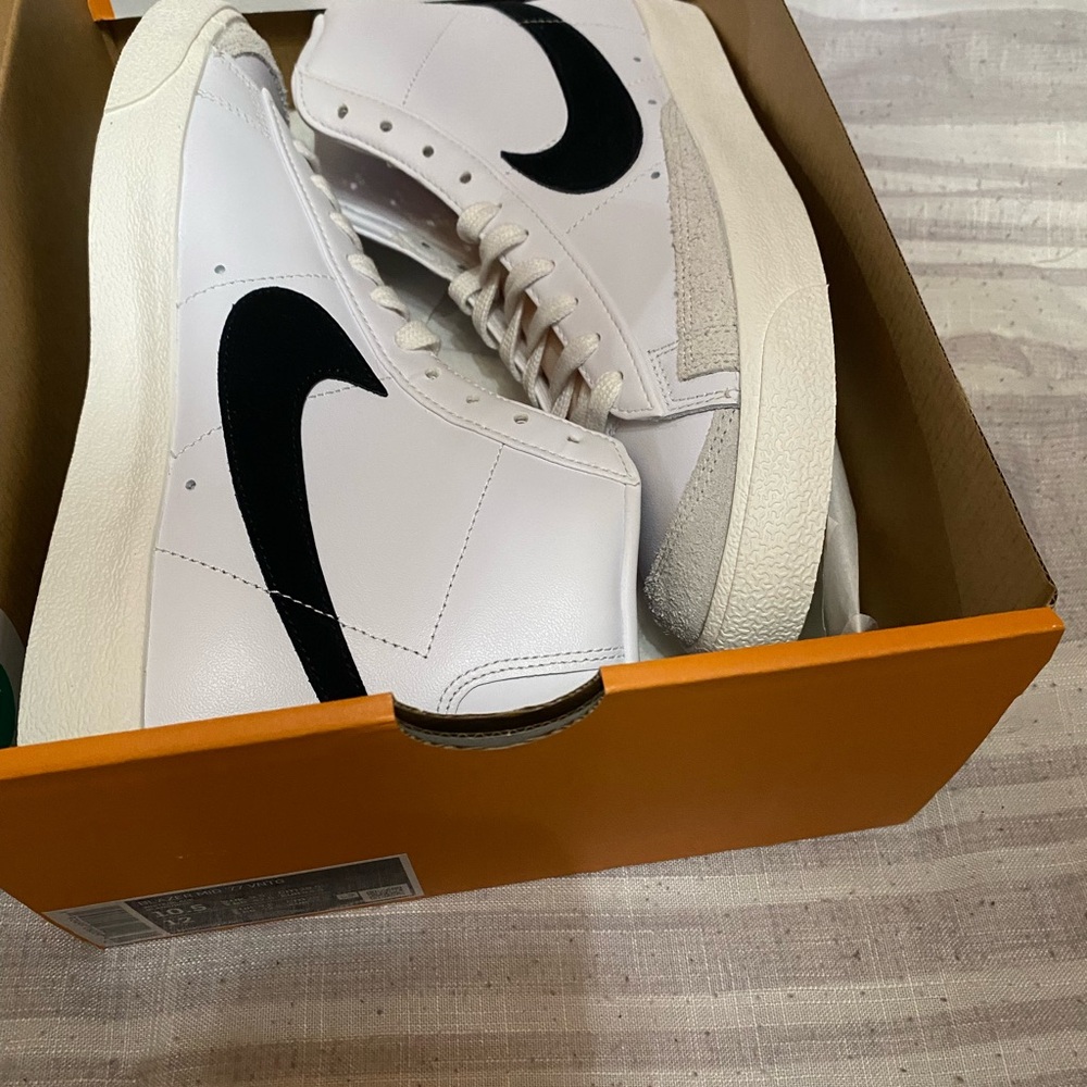 Nike White and Black Classic Sneakers
